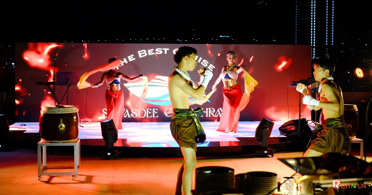 การแสดงโชว์มวยไทยบนเรือดินเนอร์เจ้าพระยา Sawasdee Chaophraya dinner cruise in Bangkok